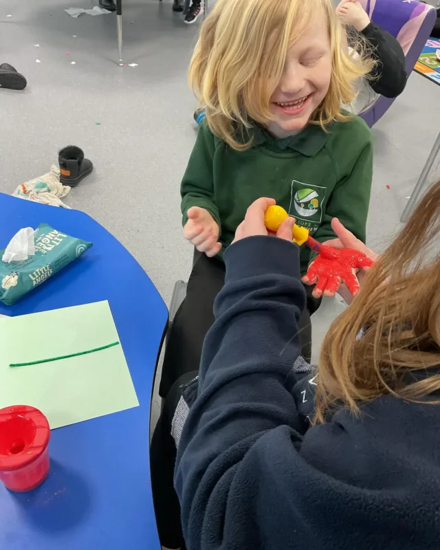 In Creative, #MagpieClass have created special cards for family. The boys and girls have been creative, counted and improved their fine motor and hand muscles. Lots of fun!🖐️ 🎨 🌹 #Treetops #valentinesday