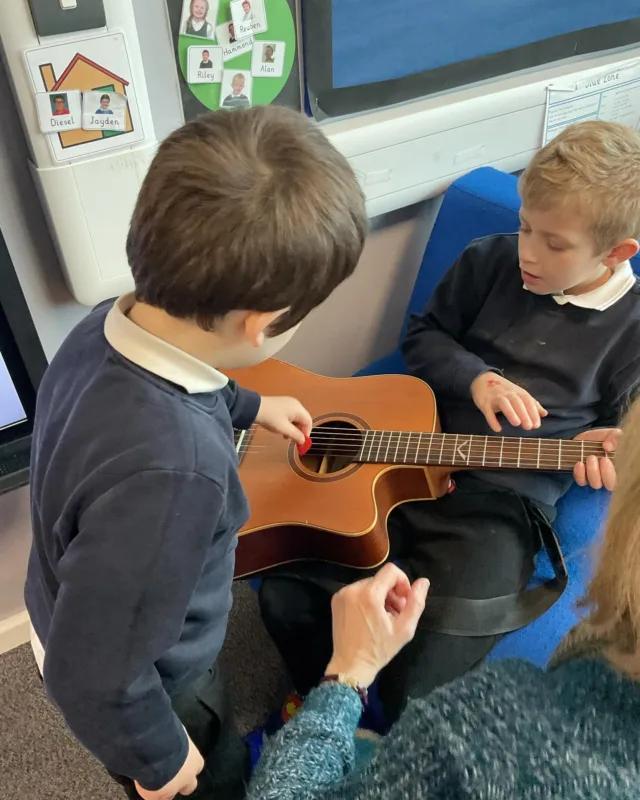 #OakClass enjoyed playing the guitar this afternoon in their music lesson 🎶 #EulerExplorers #EulerMusic