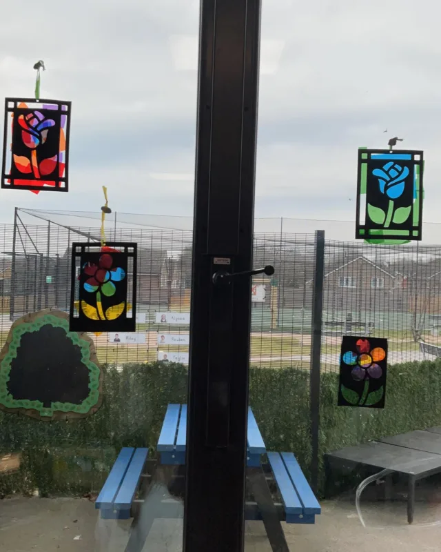 We are so proud of our stained glass windows in #OakClass We looked at the features of a church and created our own stained glass windows “Welcome to our church” said A. #EulerExplorers #EulerArt